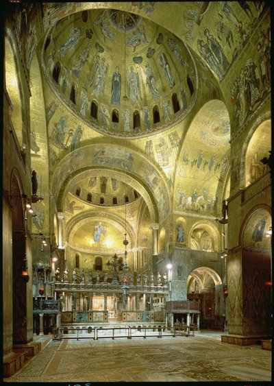 Blick auf das zentrale Kirchenschiff in Richtung der östlichen Apsis von Byzantine